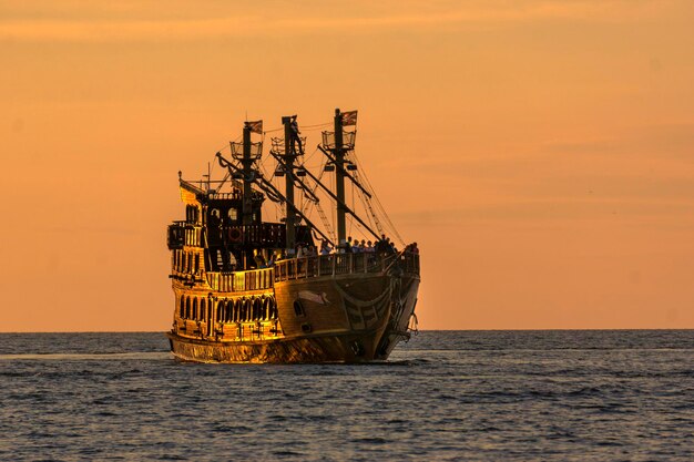 Foto vista di una nave in mare contro il cielo durante il tramonto