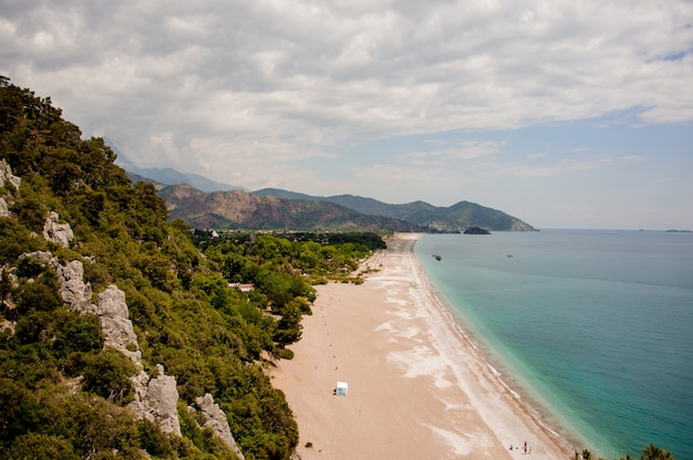 Vista sulla riva con un paesaggio montuoso