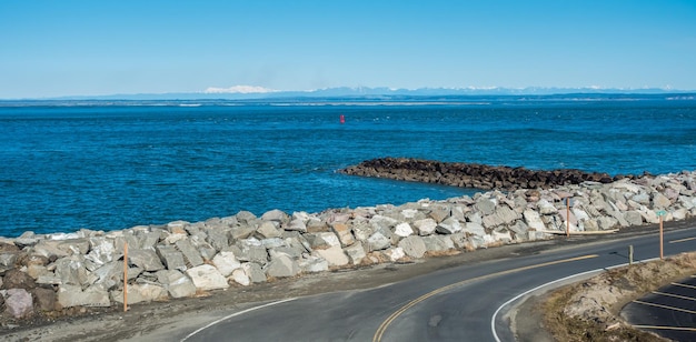 ウェストポート・ワシントンにある海岸線の道路と水の景色