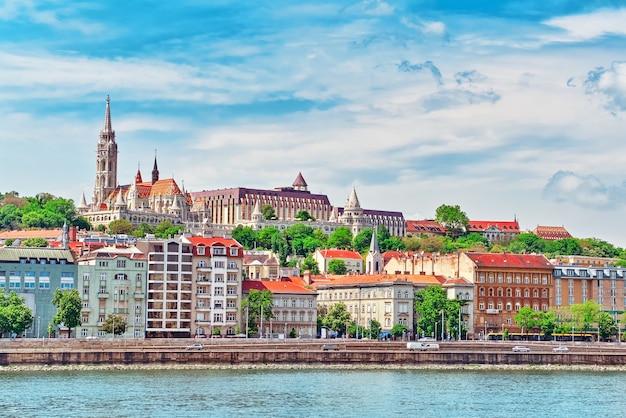 ドナウ川のほとりとブダペスト-ブダの街の一部の眺め。ハンガリー。