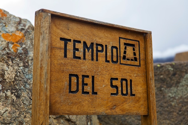 Photo view at sign for templo del sol at ollantaytambo inca archaeological site in peru