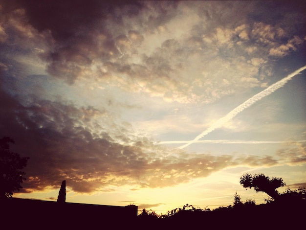 Foto vista del paesaggio a silhouette contro il tramonto