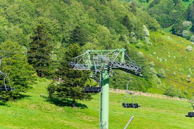 Foto vista delle piste da sci di mont dore in primavera