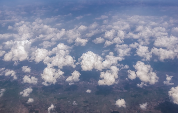 飛行機の窓から雲の上の空の雲の眺め