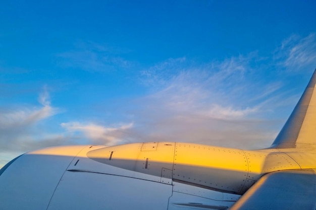 Вид на небо из окна летящего самолета