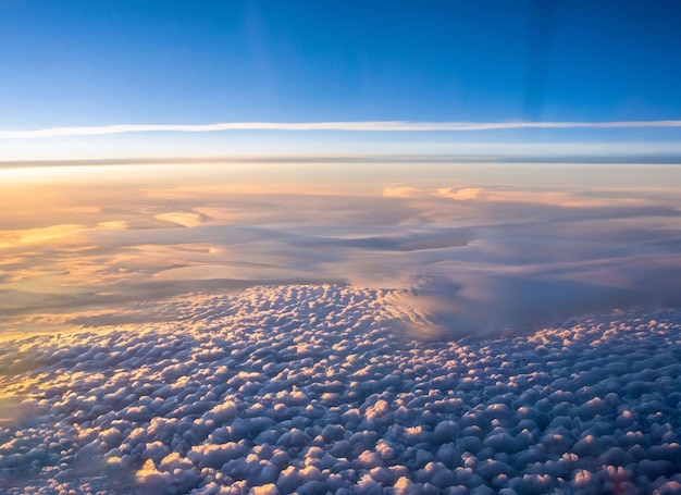 雲と雲の間から輝く太陽のある空を上から見た図。