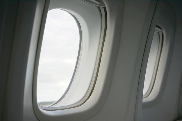 비행기 창문 으로 보이는 하늘 의 전망