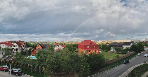 вид на небо с радугой