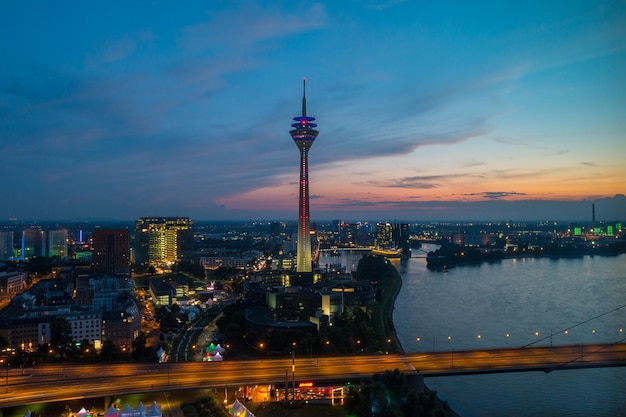 조명된 라인 타워(Rheinturm)와 고속도로가 있는 밤에 뒤셀도르파트 스카이라인의 전망. 웹사이트 및 잡지 레이아웃에 이상적