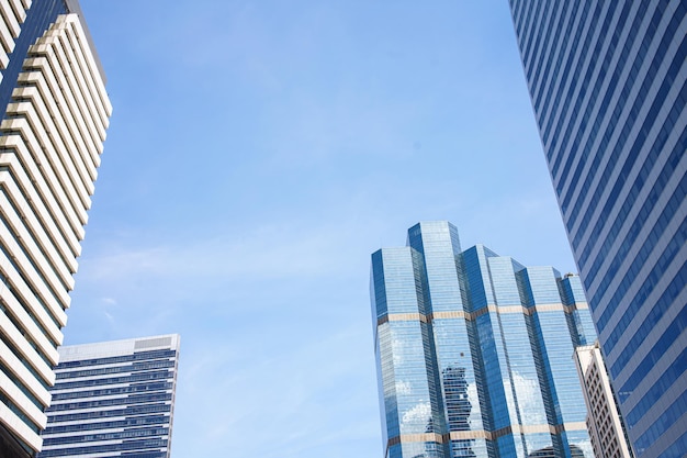 昼間のバンコクタイのサソーン地区のビジネス地区の高層ビルの眺め