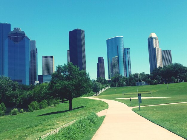 Photo view of skyscrapers in city