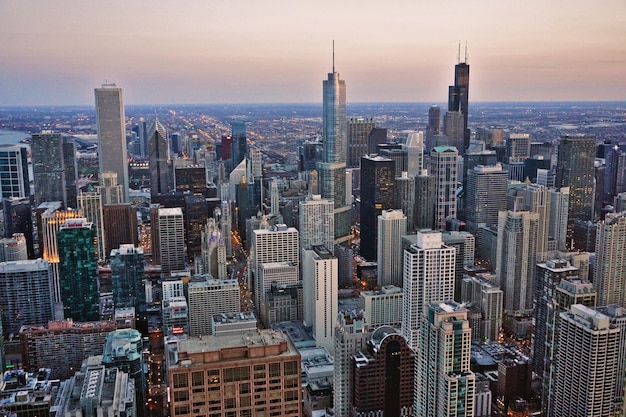 Vista dei grattacieli nel centro di chicago durante il tramonto