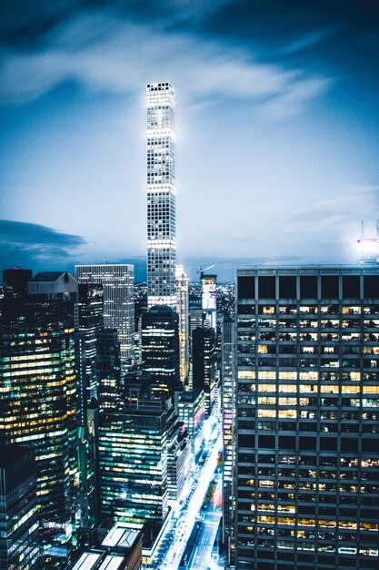 Photo view of skyscrapers at night