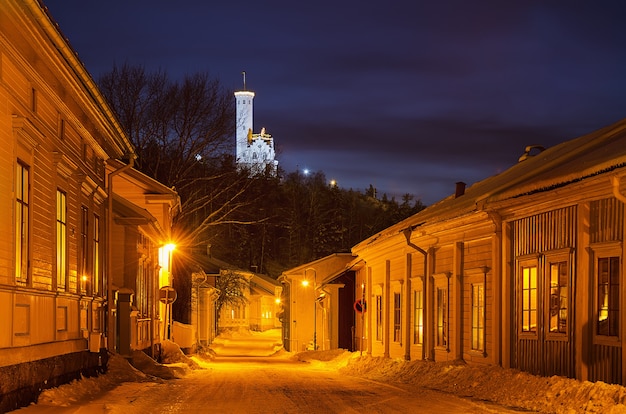 オスカースボルグと夜の小さなスウェーデンのヨーロッパの町セーデルハムンの眺め