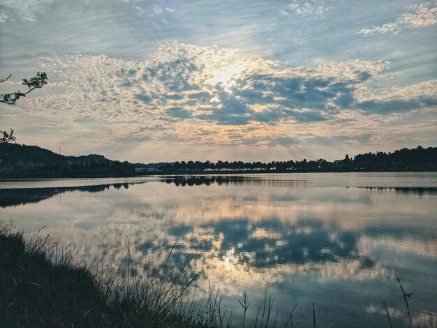 вид на заснеженные альпийские горы на фоне голубого Адриатического моря и неба в праздничные дни. Словения