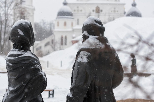 Photo view of snow covered buildings