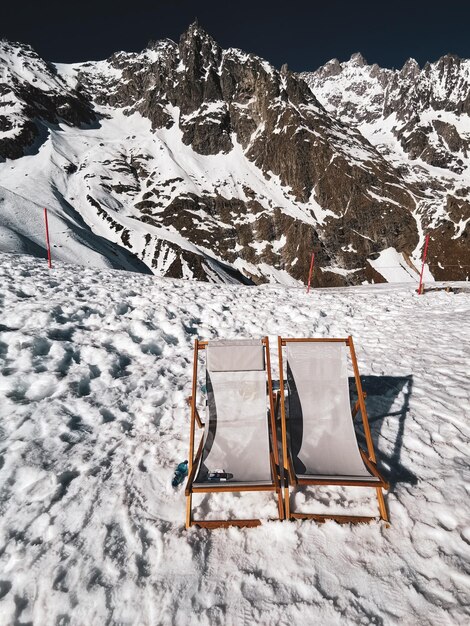 Foto vista di un campo coperto di neve