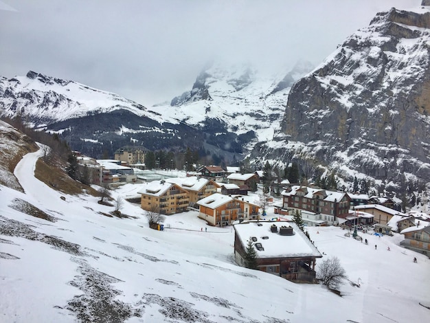 Photo view of snow covered mountain range