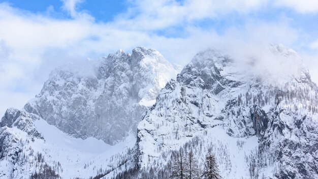 Photo view of snowcapped mountains against sky