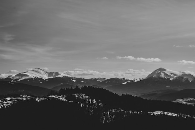 Vista sulle montagne innevate