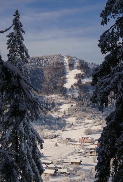 Vista della località sciistica di snowy trostyan nel villaggio di slavske in ukraine