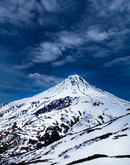 Vista del vulcano innevato vilyuchinsky in kamchatka