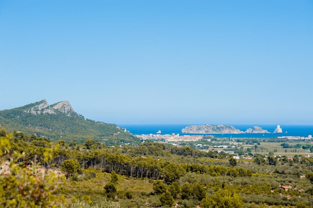 Vista da lontano della città termale di l'estartit.