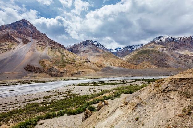 Foto vista della valle di spiti e del fiume spiti in himalaya valle di spiti himachal pradesh india