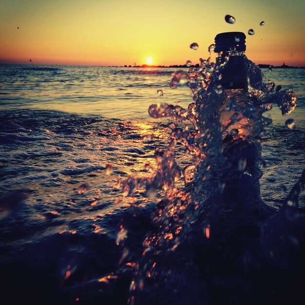 Foto vista dell'acqua che schizza durante il tramonto