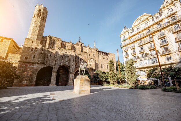 Foto vista sulla piazza con il palazzo reale e la statua di ramon berenguer durante il tempo soleggiato nella città di barcellona