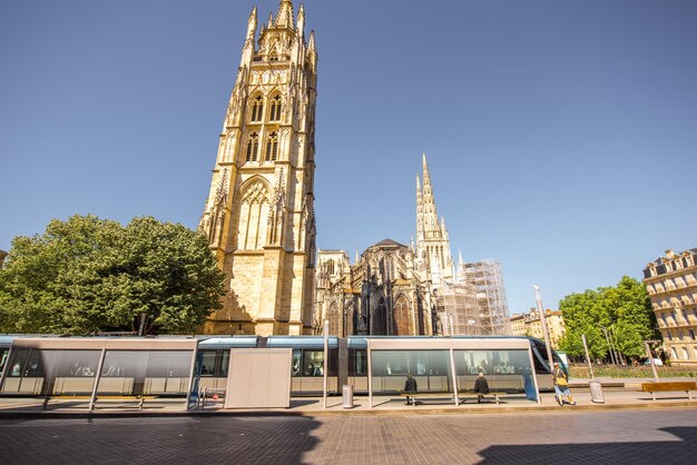 프랑스 보르도(Bordeaux) 시의 성 피에르 대성당(Saint Pierre Cathedral)과 트램 정류장이 있는 광장에서 보기