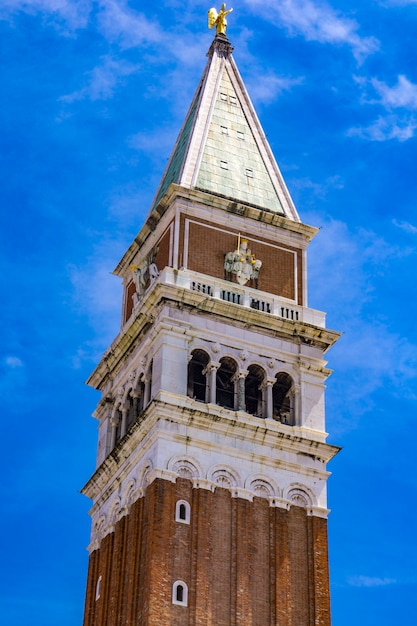 Вид на колокольню Campanile Святого Марка в Венеции, Италия