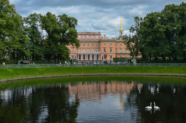 Вид на Михайловский замок, Михайловский сад и пруд с лебедями в летнем саду.