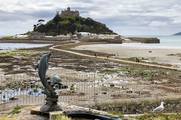 2021년 5월 11일 Marazion Cornwall 근처의 St Michaels Mount의 전망. 미확인된 사람들