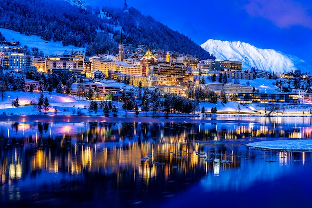 Вид Санкт-Морица в Швейцарии ночью