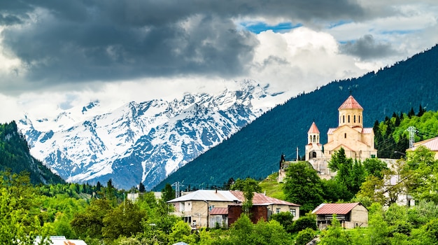 Vista della chiesa di san nicola a mestia, georgia