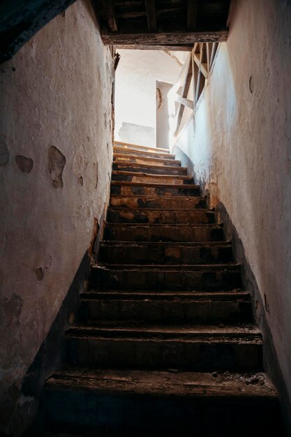 Photo view of the staircase of an abandoned fortress high quality photo