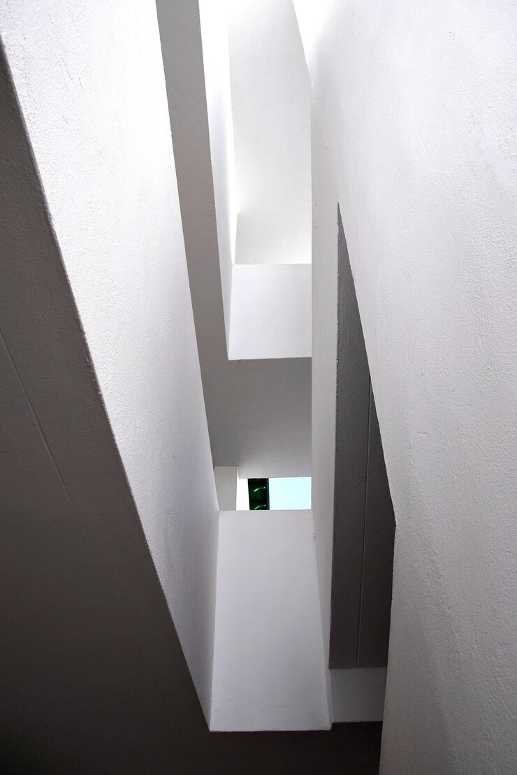 Photo view of staircase in building