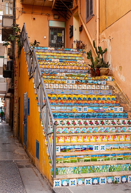 Foto veduta di una scala decorata con tipiche piastrelle di ceramica siciliana, porto empedocle. sicilia
