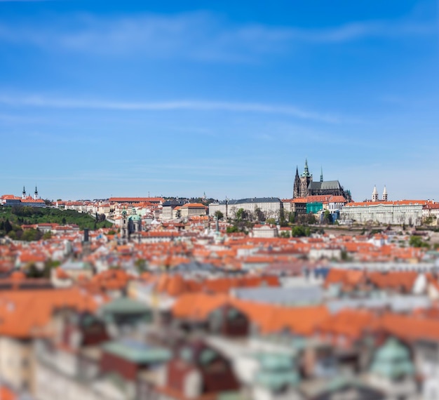 Вид на Старый город Старе Место и собор Святого Вита из ратуши с игрушечным эффектом наклона и сдвига малая глубина резкости Прага Чехия