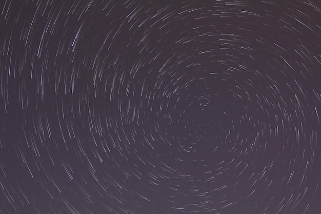 山の上を前景にした天の川の星々の眺めペルセウス座流星群