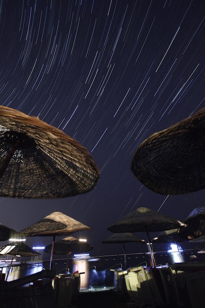 山の上を前景にした天の川の星々の眺めペルセウス座流星群