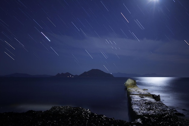 Вид на звезды Млечного Пути с вершиной горы на переднем планеПерсеиды Метеоритный дождь