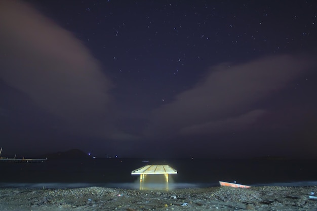 전경에 산꼭대기가 있는 은하수 별의 전망Perseid Meteor Shower