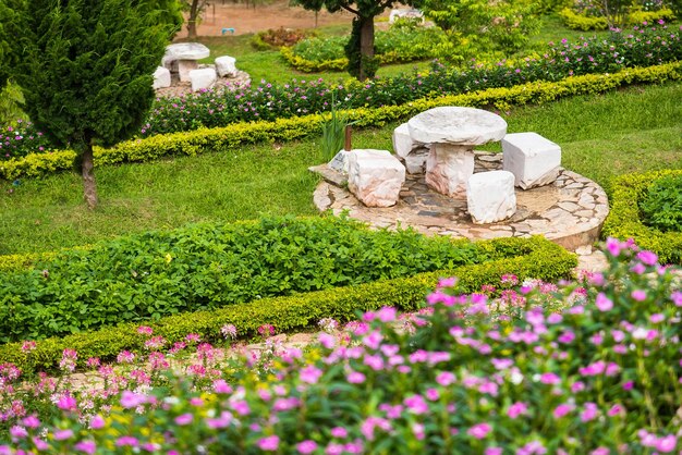 Foto vista della statua nel giardino