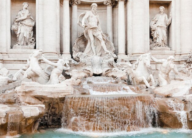 Foto veduta delle statue dalla fontana