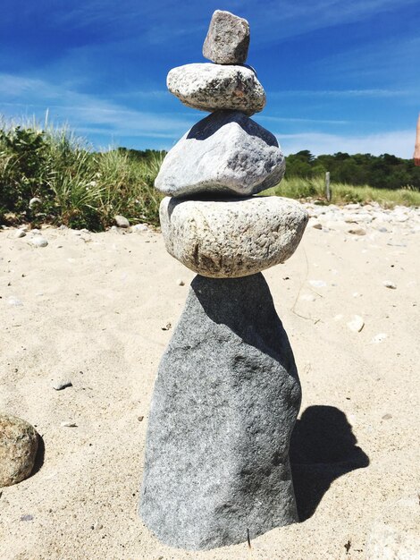 ビーチの砂の上に積まれた石の景色