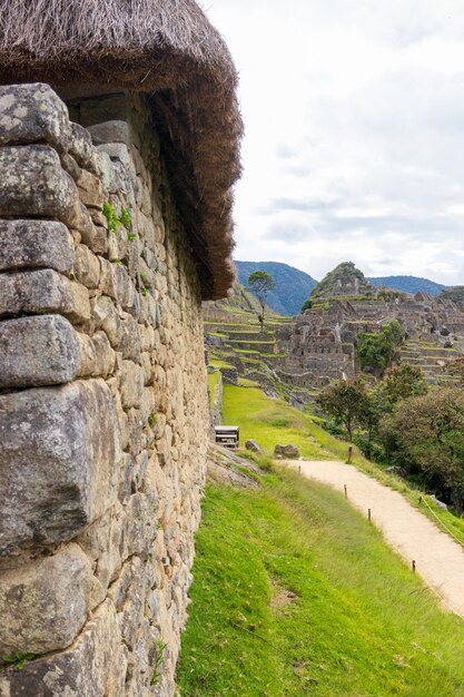 Foto vista del muro di pietra contro il cielo