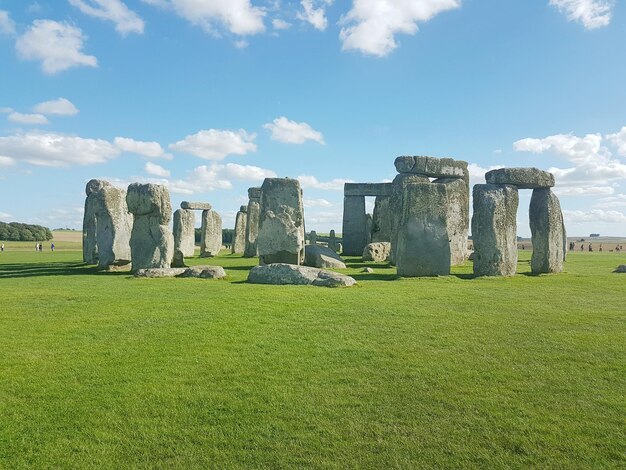 Foto vista di stonehenge contro un cielo nuvoloso