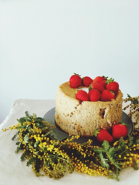 Foto vista di torta di fragole su sfondo bianco